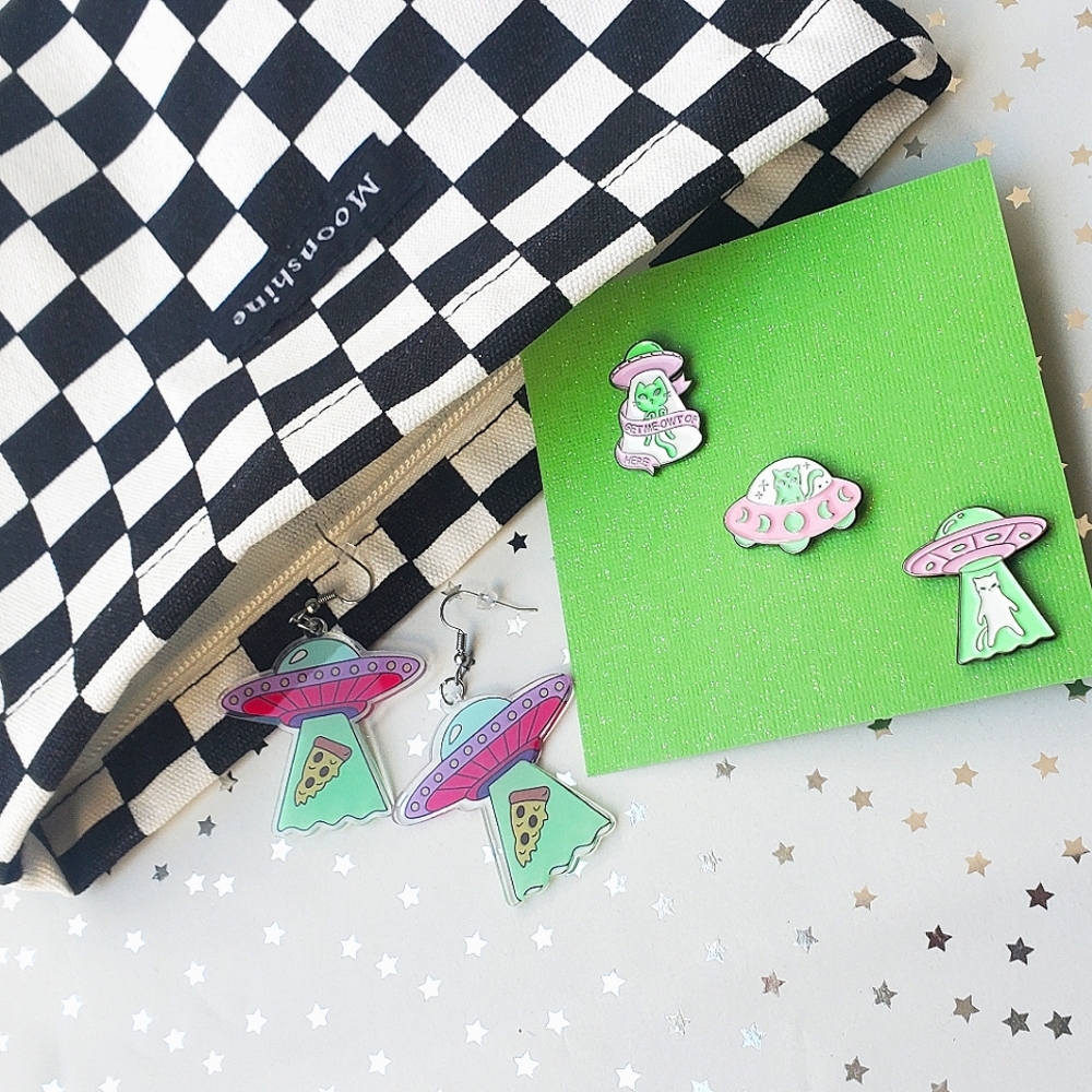 NEW 🌟Gift Set 3pk enamel pins + resin earrings and cotton bag black white